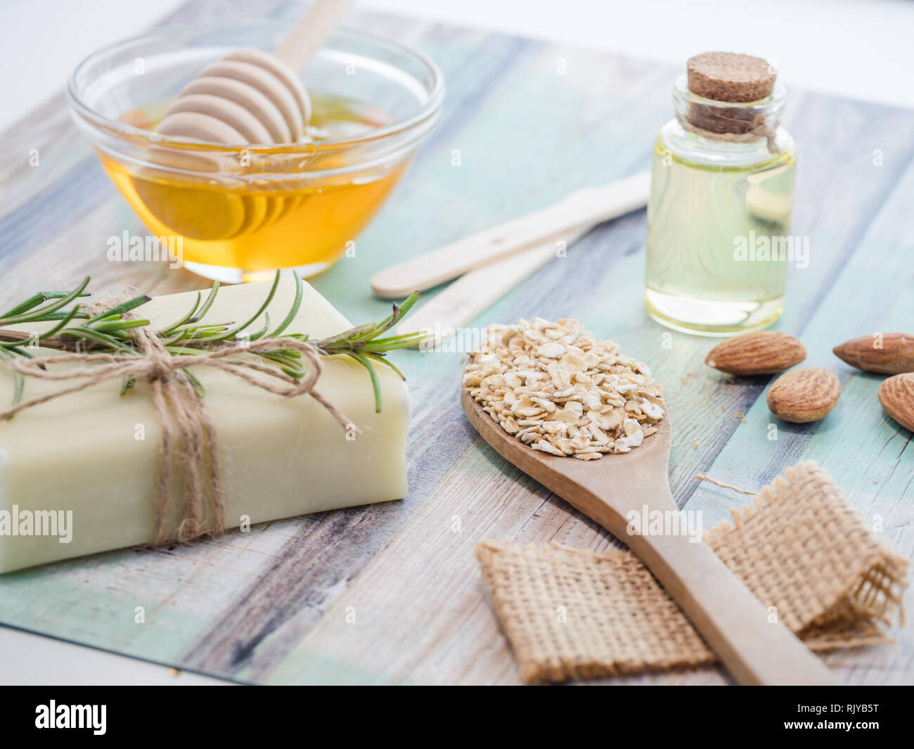 Productos naturales para el cuidado de la piel para máscara corporal  exfoliante ingredientes: Aceite de almendras, miel, jabones naturales,copos  de avena Fotografía de stock - Alamy