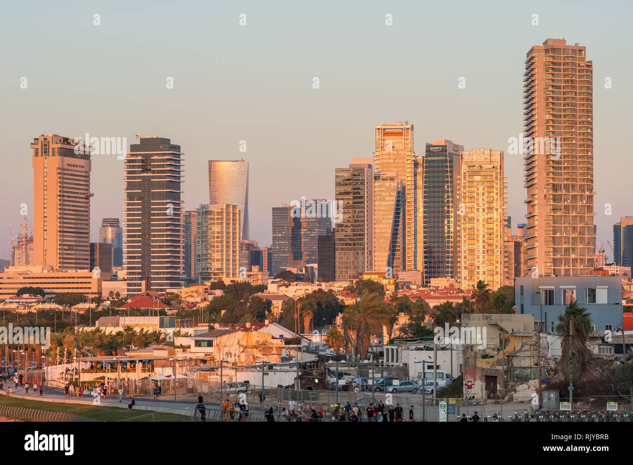 Tel Aviv, Israel - 12 de noviembre de 2018: pequeñas casas y modernos rascacielos al atardecer en Tel Aviv, Israel Foto de stock