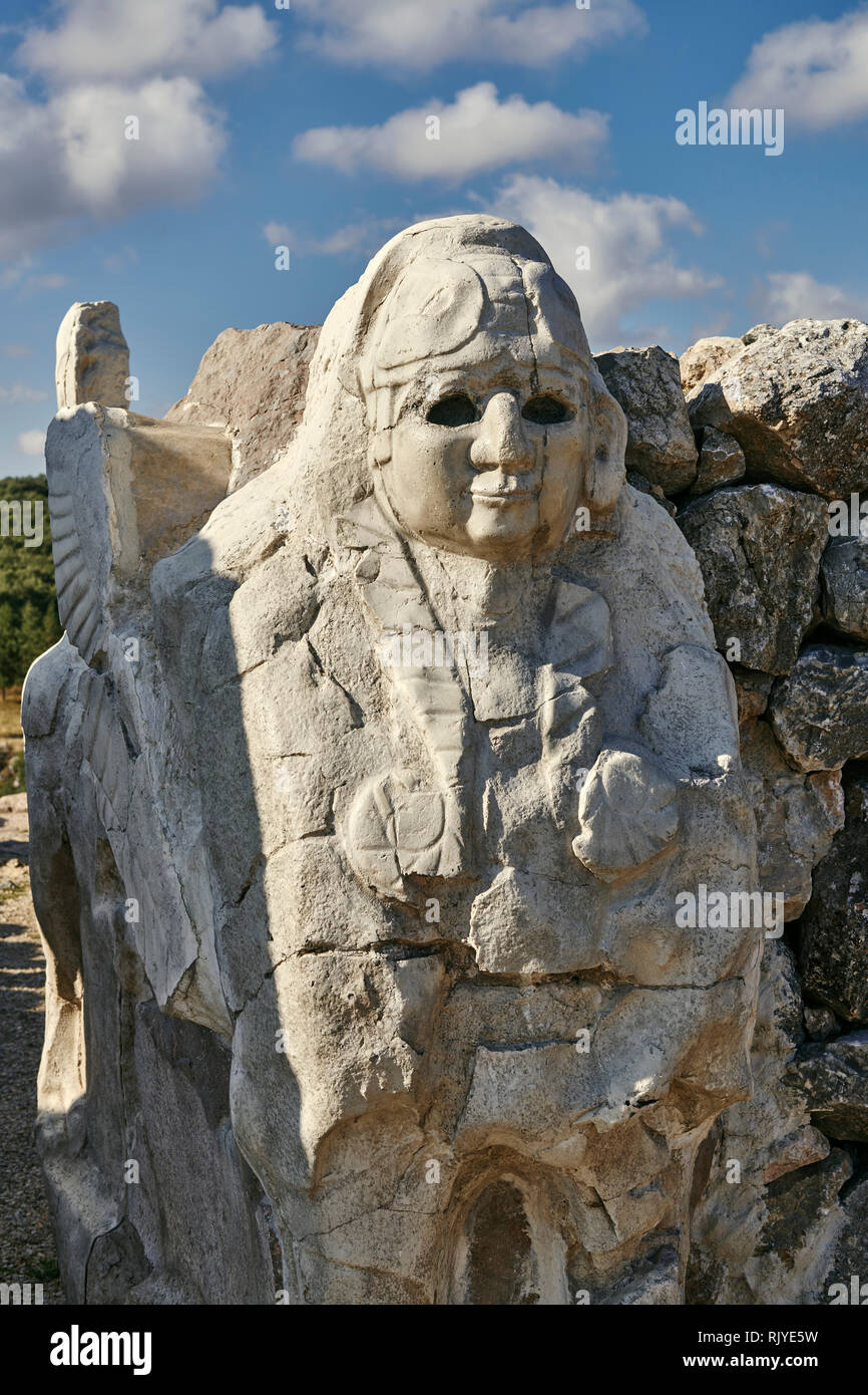 Vista Lateral Do Portão De Esfinge Em Hattusa, Uma Cidade Antiga Localizada  Perto De Bogazale Moderno Na Província Do Coro De Turk Foto de Stock -  Imagem de escultura, pedra: 255079190