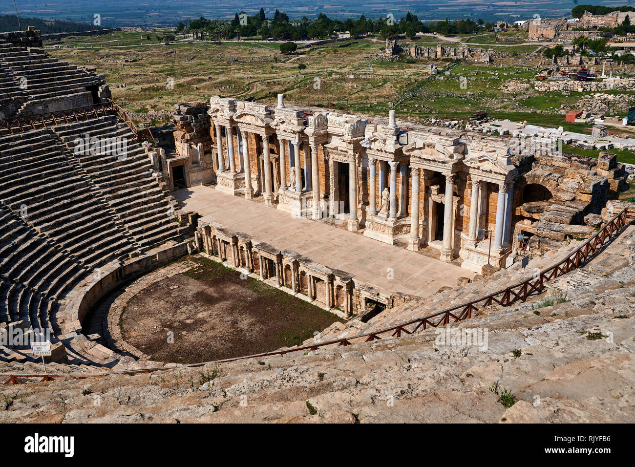 Imagen de un teatro romano reconstruido sobre un antiguo teatro griego bajo el reinado de Adriano tras el terremoto del 60 AD. La fachada es de 300 fee Foto de stock