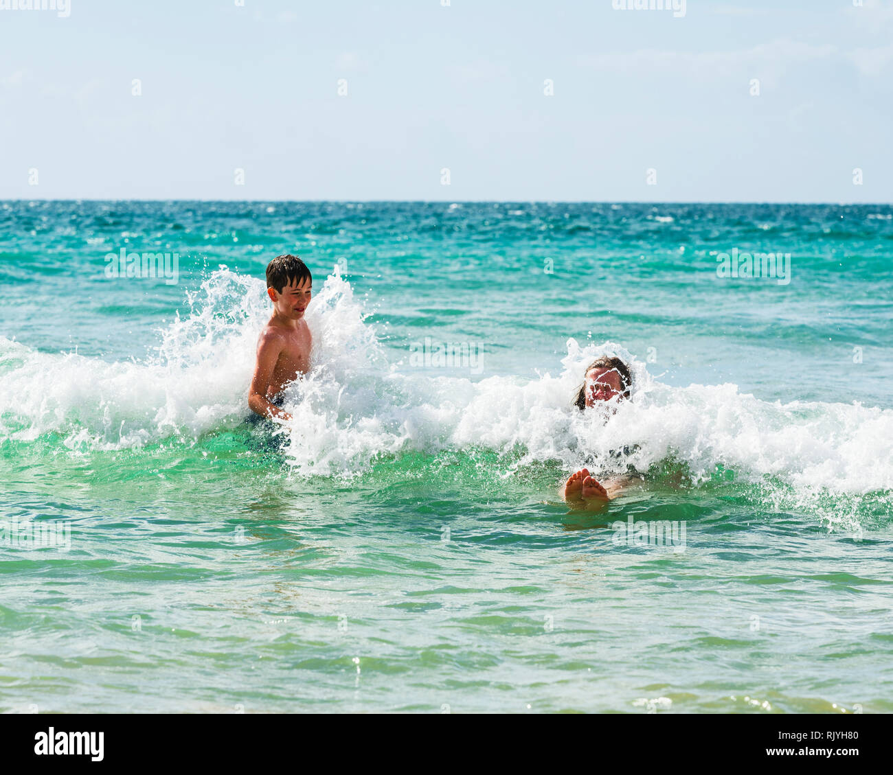 Madre e hijo jugando en el mar, cierran, Alvor, Algarve, Portugal, Europa Foto de stock