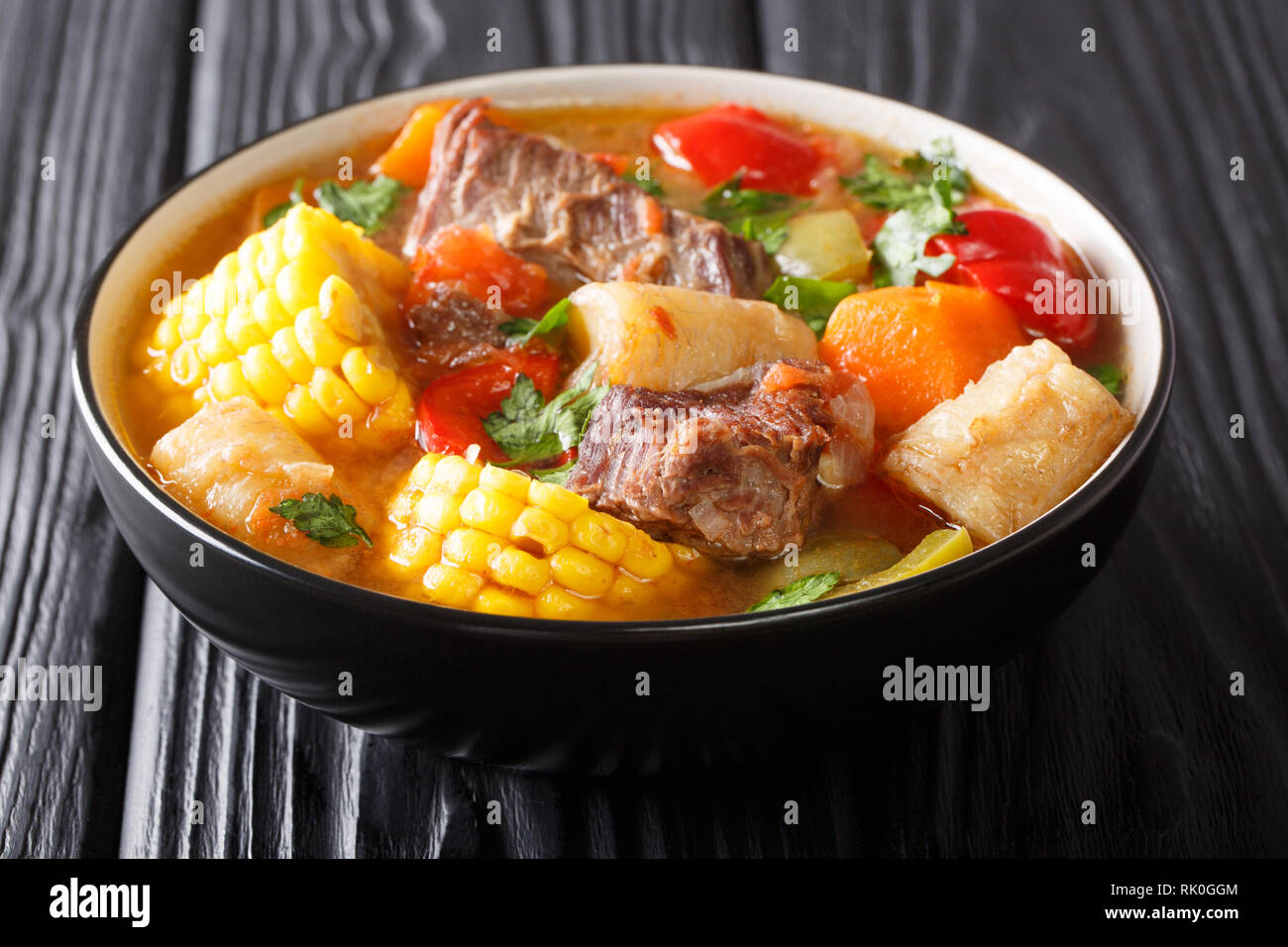 Guiso de carne orgánica tradicional sopa con verduras de cerca en un recipiente horizontal sobre la mesa. Foto de stock