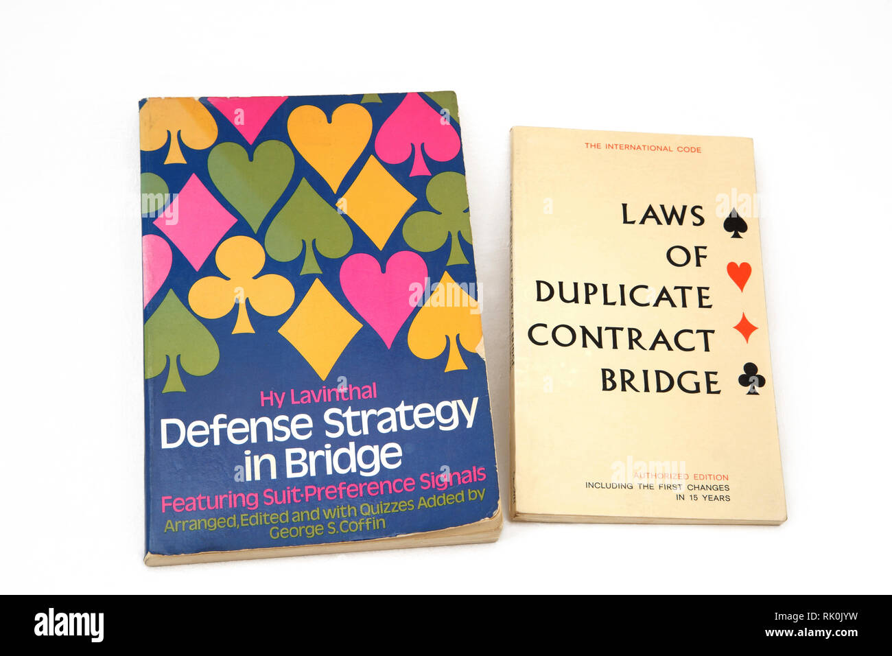 Libros sobre Puente - Estrategia de Defensa en puente y leyes de contrato Duplicate Bridge Foto de stock
