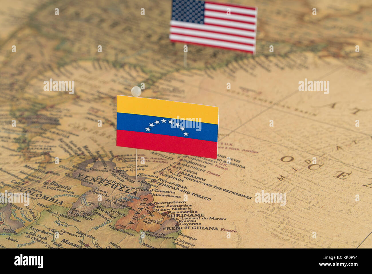 Banderas de los Estados Unidos y Venezuela en el mapa del mundo. Foto