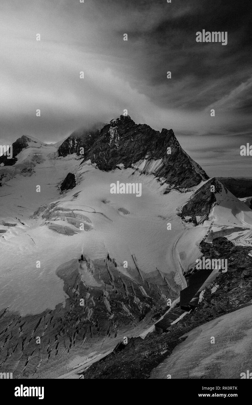 Vista aérea de los Alpes en Suiza. Vista desde el helicóptero en los Alpes Suizos. Las cimas de las montañas con nieve. Impresionante vista de Jungfraujoch y el Foto de stock