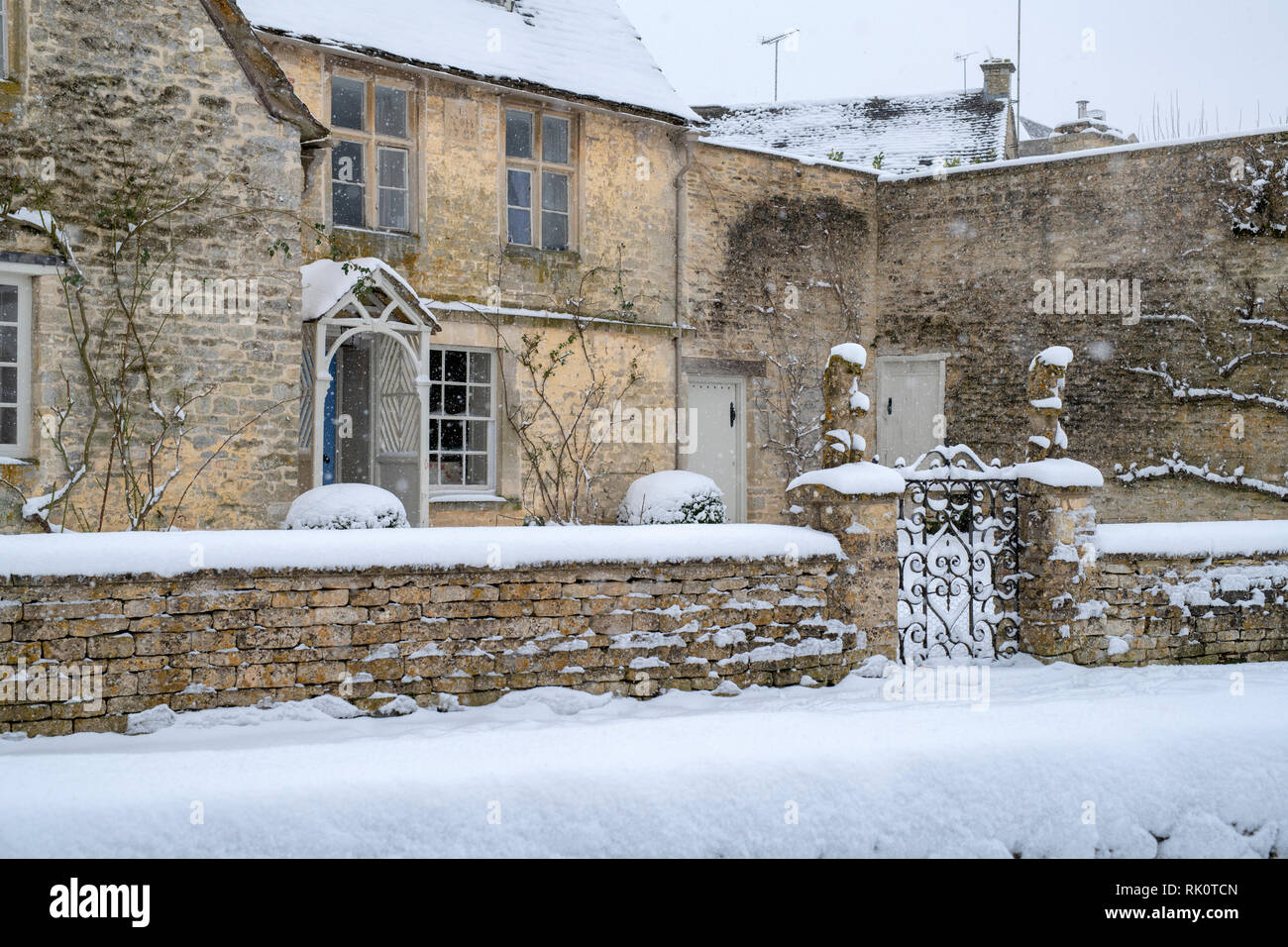 Winson village en la nieve del invierno. Winson, Cotswolds, Gloucestershire, Inglaterra Foto de stock