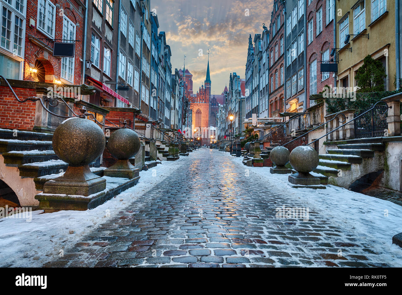 La calle Mariacka de Gdansk, hermosa vista de invierno, ningún pueblo Foto de stock