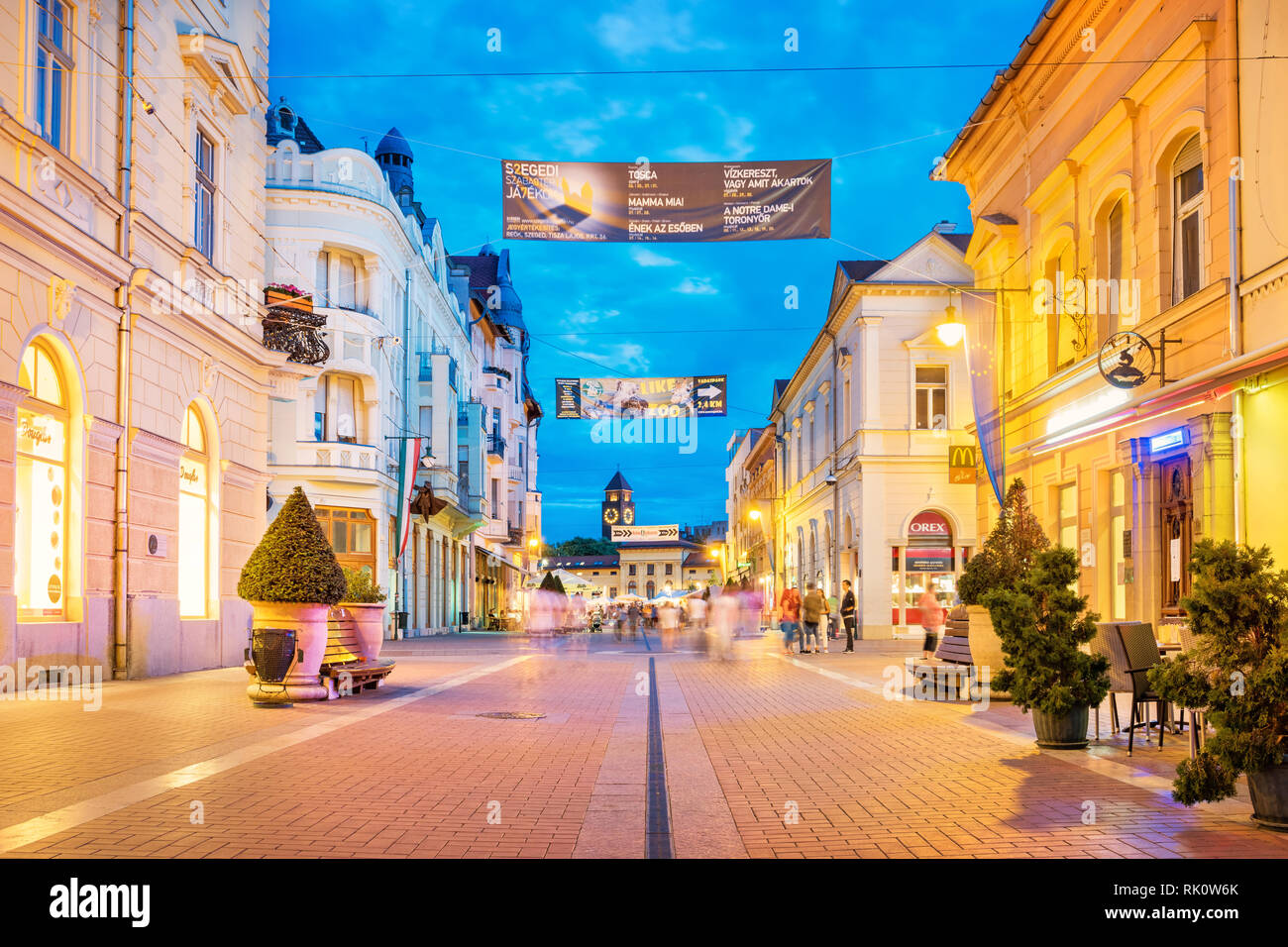 Calle peatonal en el centro de la ciudad de Szeged Hungría en azul crepúsculo hora. Foto de stock