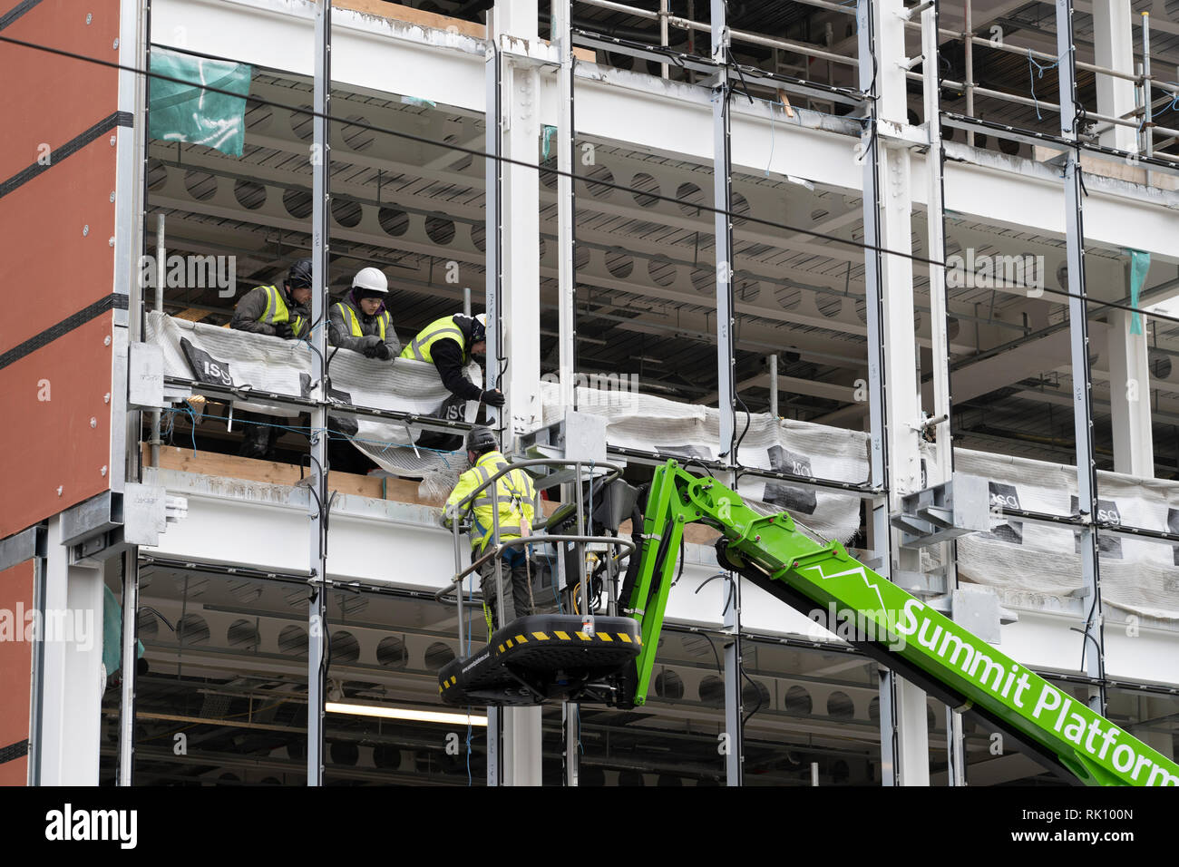 Los trabajadores de la construcción en el sitio de construcción del nuevo edificio de oficinas en el centro de Edimburgo, Escocia, Reino Unido Foto de stock