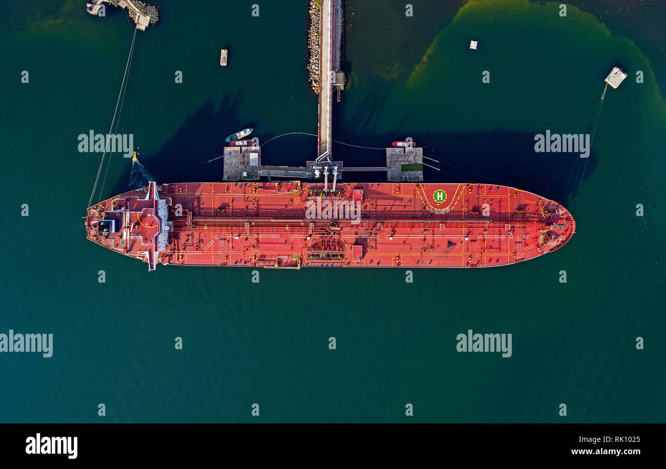 Vista aérea buque petrolero en el puerto por la noche, importación exportación logística y transporte. Foto de stock