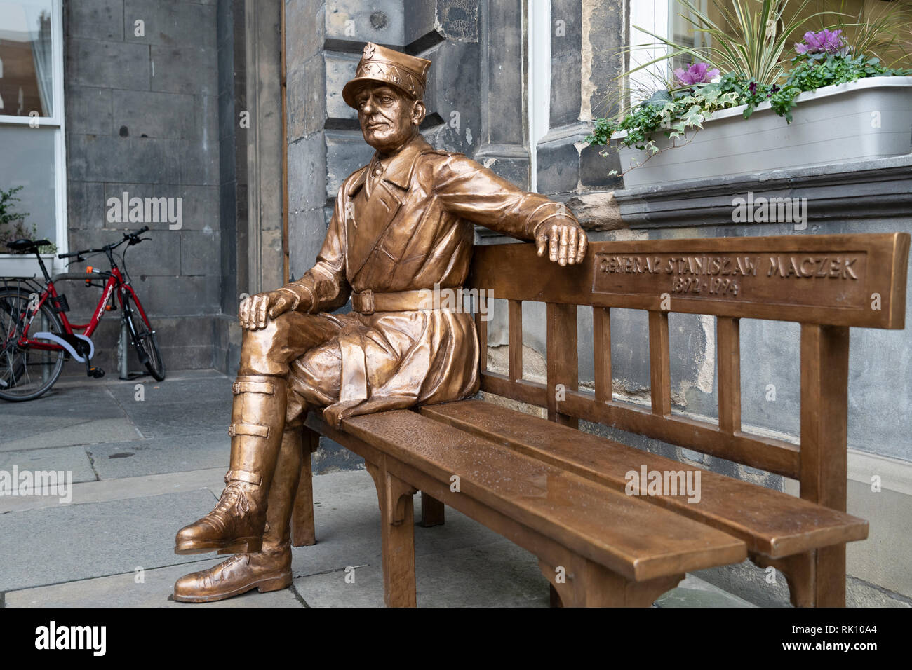 Estatua del héroe de guerra polaco Stanislaw Maczek General en salas en la ciudad vieja de Edimburgo, Escocia, Reino Unido Foto de stock