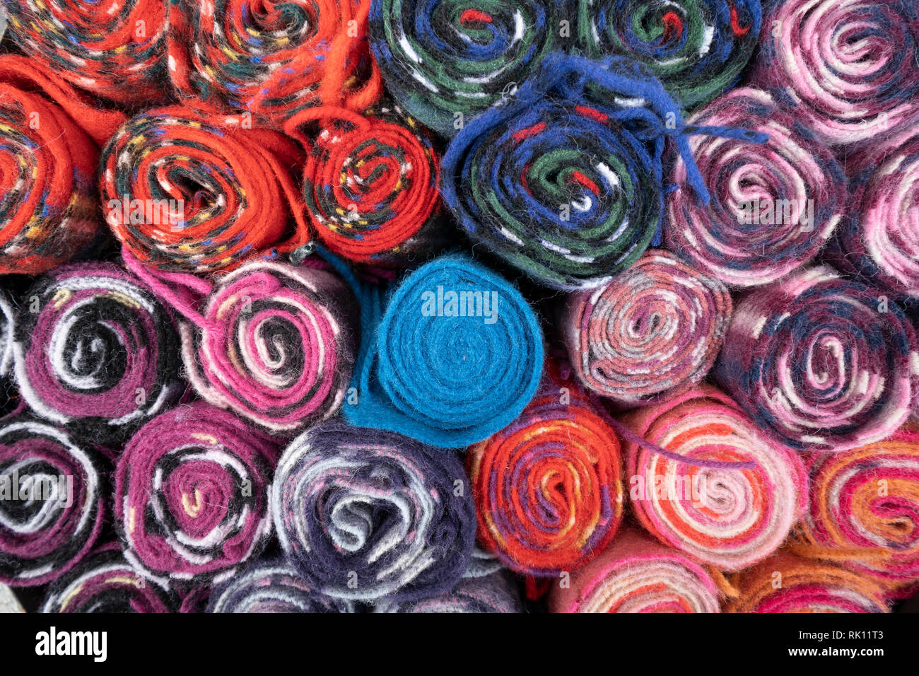 Detalle colorido tartan bufandas de lana para la venta en tienda turística en la Royal Mile de Edimburgo Old Town, Escocia, Reino Unido Fotografía de -