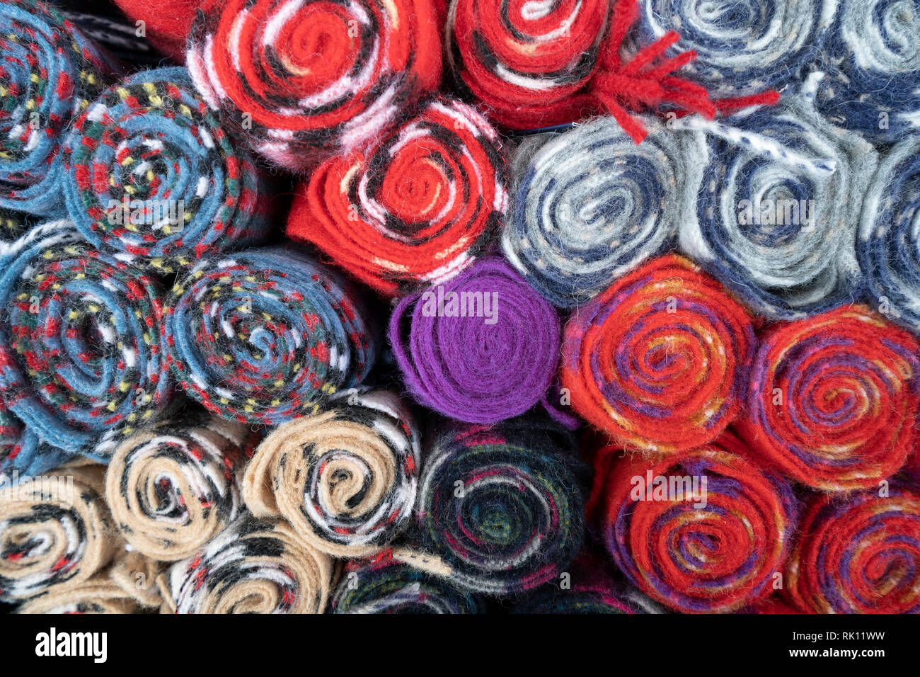 Detalle colorido tartan bufandas de lana para la venta en tienda turística en la Royal Mile de Edimburgo Old Town, Escocia, Reino Unido Fotografía de -
