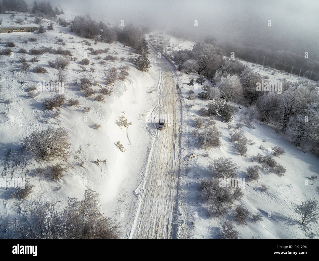 Fría mañana de invierno en montaña con bosque de abetos cubiertos de nieve. Espléndida escena al aire libre de la montaña Stara Planina en Bulgaria. Foto de stock