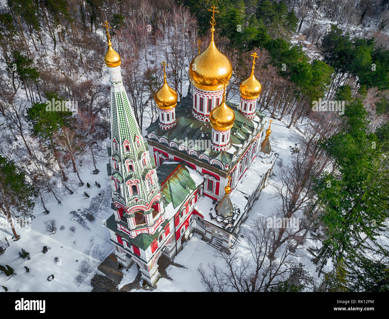 El invierno, la nieve vista del templo conmemorativo del nacimiento de Cristo, la iglesia catedral de estilo Ruso ( Monasterio Natividad ) en Shipka, Bulgaria Foto de stock