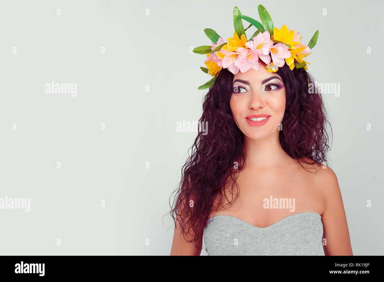 Emocionados riendo feliz mujer mirando lejos, lado, flores diadema.  Mestizos hispano latina colombiana modelo en corona de flores en la cabeza,  una morena cu Fotografía de stock - Alamy