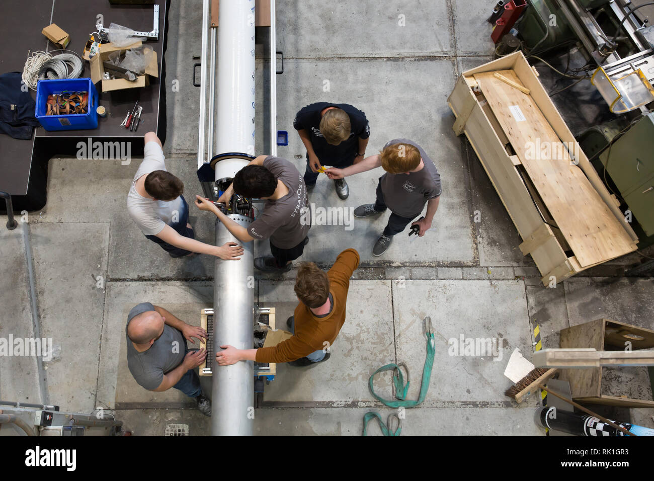 Estudiantes de ingeniería aeroespacial de la Universidad Técnica de Delft trabajando en su cohete, el Stratos III Foto de stock