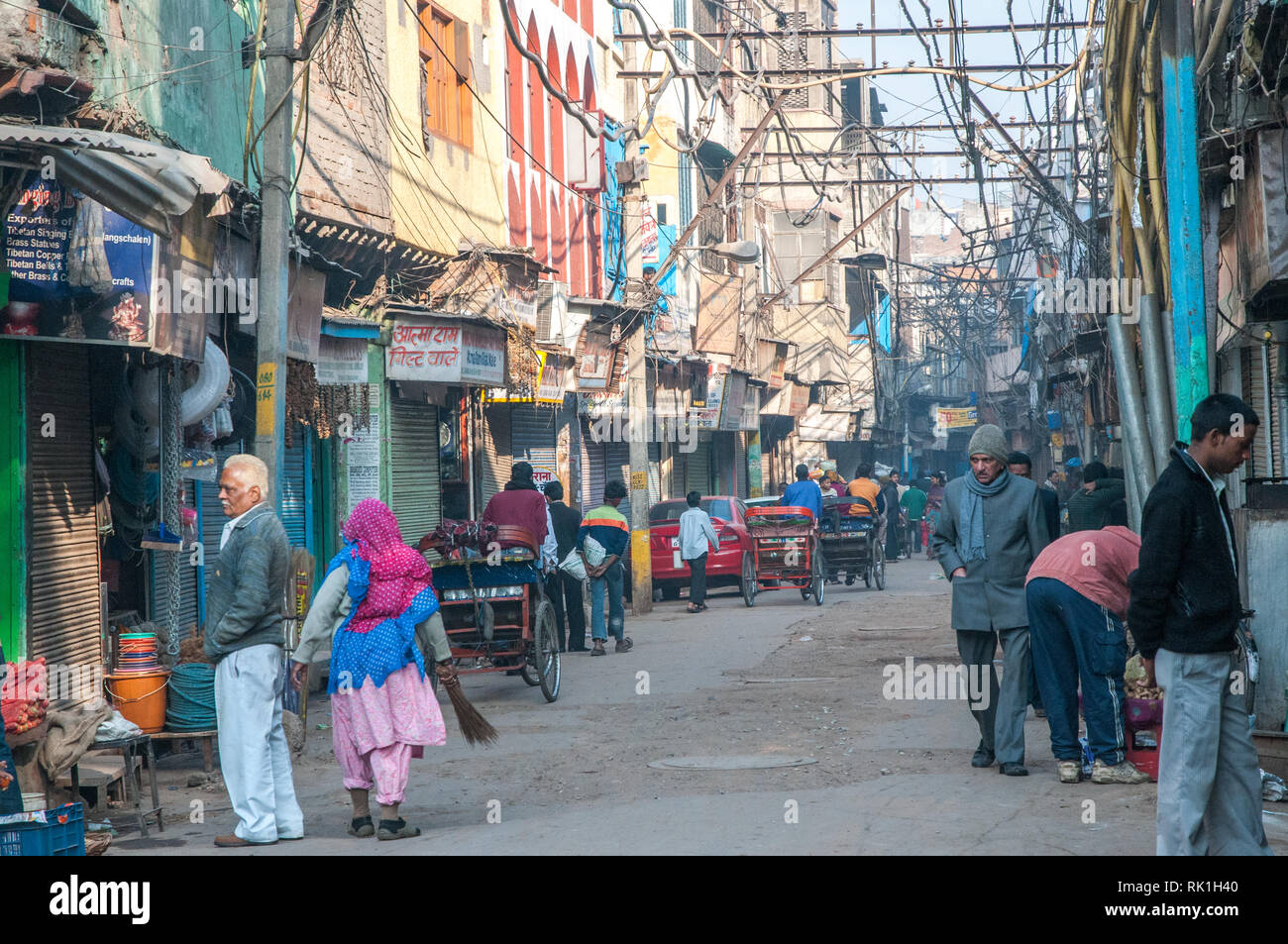 Escena urbana desde un callejón en vieja Delhi. El área urbana de Delhi tiene una población de 16 millones. Foto de stock