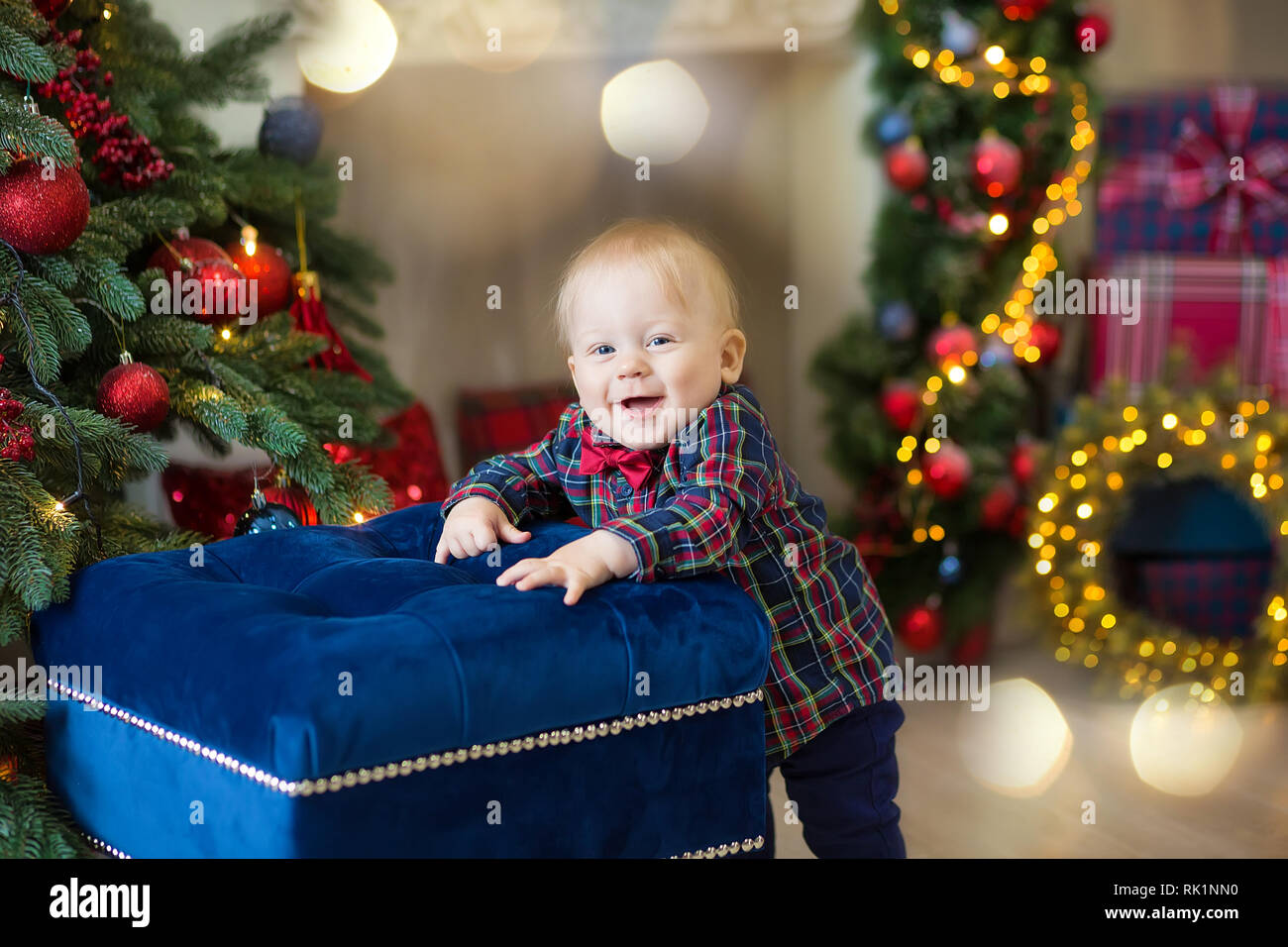 Retrato de Navidad poco lindo bebé recién nacido varón, vestido con ropa de  navidad y llevar gorro de Papá Noel, Foto de estudio, tiempo de invierno  Fotografía de stock - Alamy