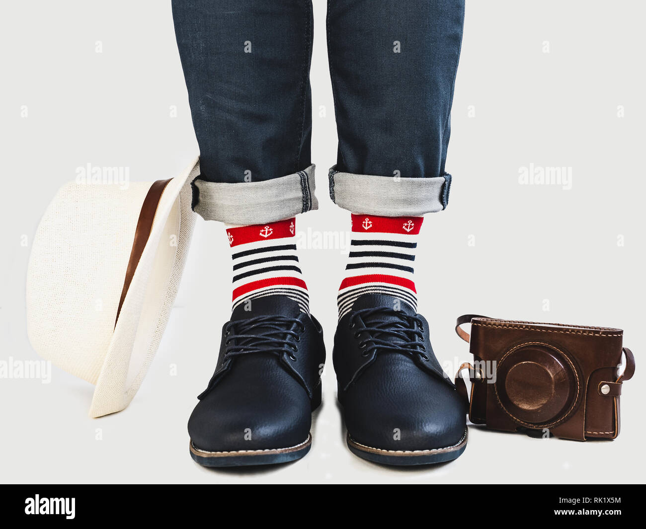 de piernas, brillante, calcetines multicolores con un tema náutico, vintage camera, sombrero y zapatos sobre un fondo blanco, aislado. Concepto de la moda Fotografía de stock - Alamy