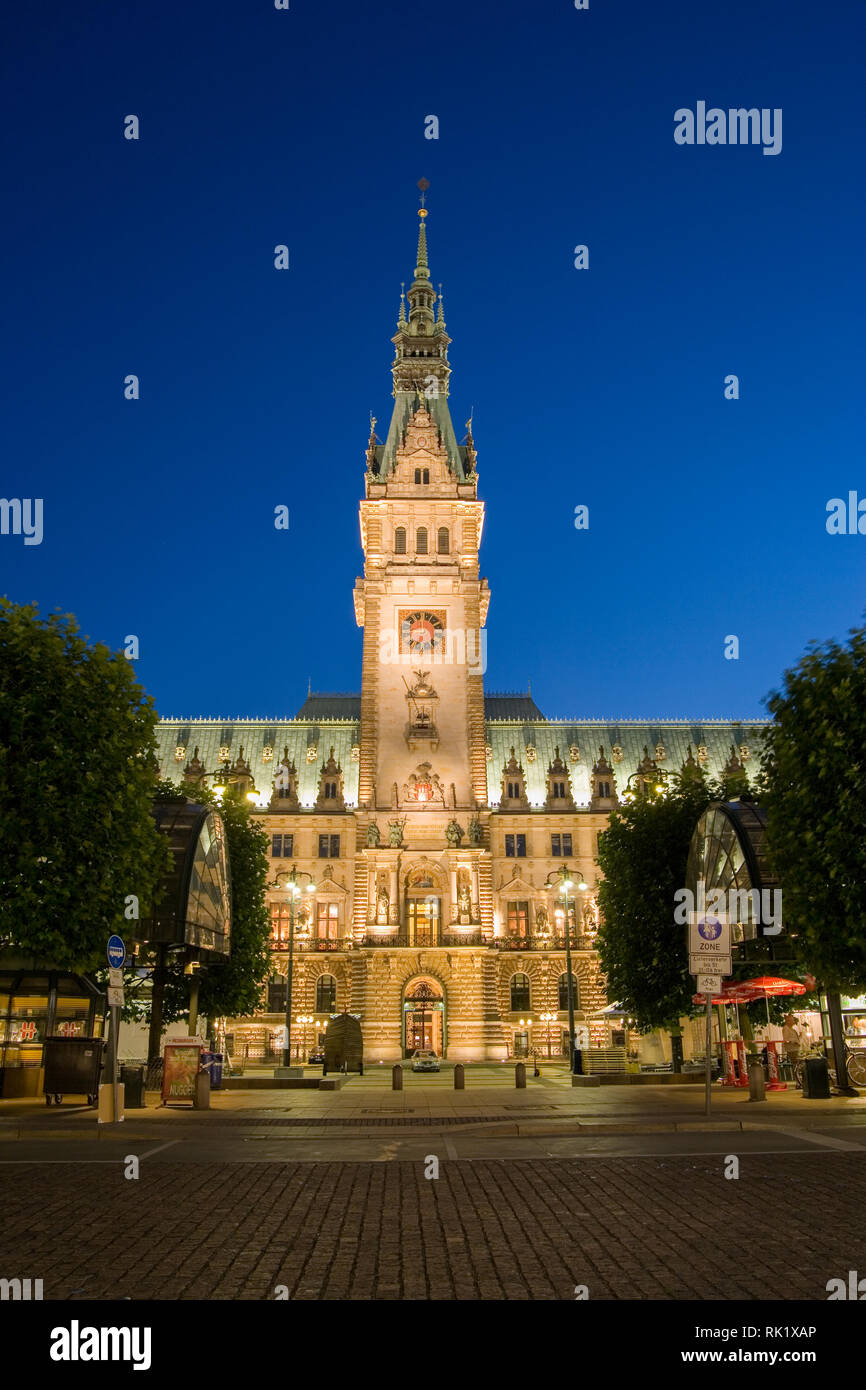 Hamburgo, Alemania; vista de la Rathaus (Ayuntamiento) en la noche Foto de stock