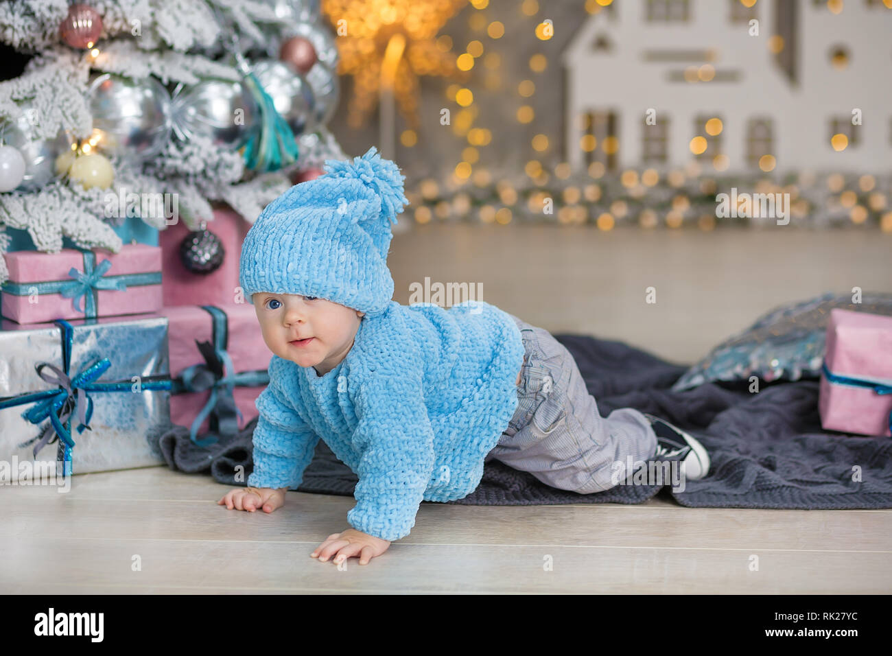 Retrato de Navidad poco lindo bebé recién nacido varón, vestido con ropa de  navidad y llevar gorro de Papá Noel, Foto de estudio, tiempo de invierno  Fotografía de stock - Alamy