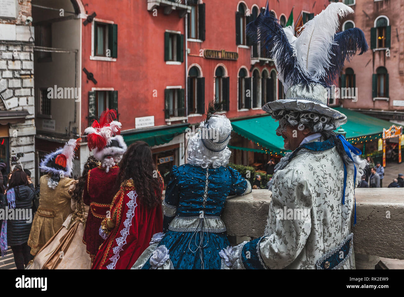 Venecia, Italia - 09 de febrero de 2018: bellas máscaras de carnaval dispararon desde detrás, sobre un puente Foto de stock