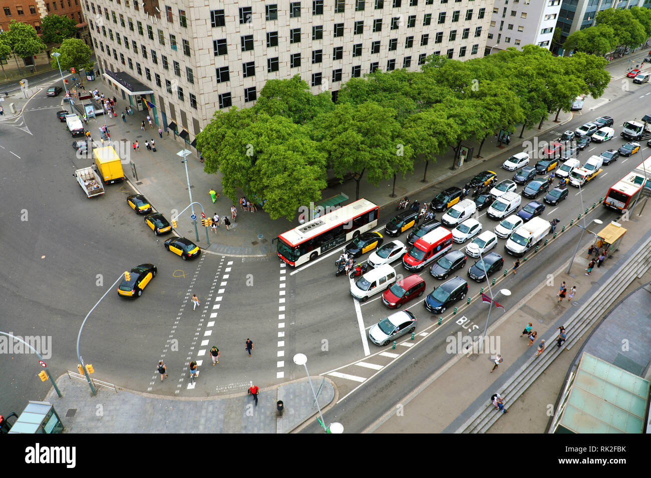 BARCELONA, España - 13 de julio de 2018: Vista aérea del tráfico de autos en la calle principal de Barcelona, Cataluña, España Foto de stock