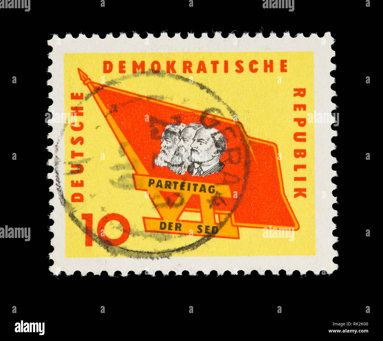 Sello de Alemania del Este (DDR) que describía Marx, Engels y Lenin, expedido por el VI Congreso del Partido de la Unidad Socialista de Alemania. Foto de stock