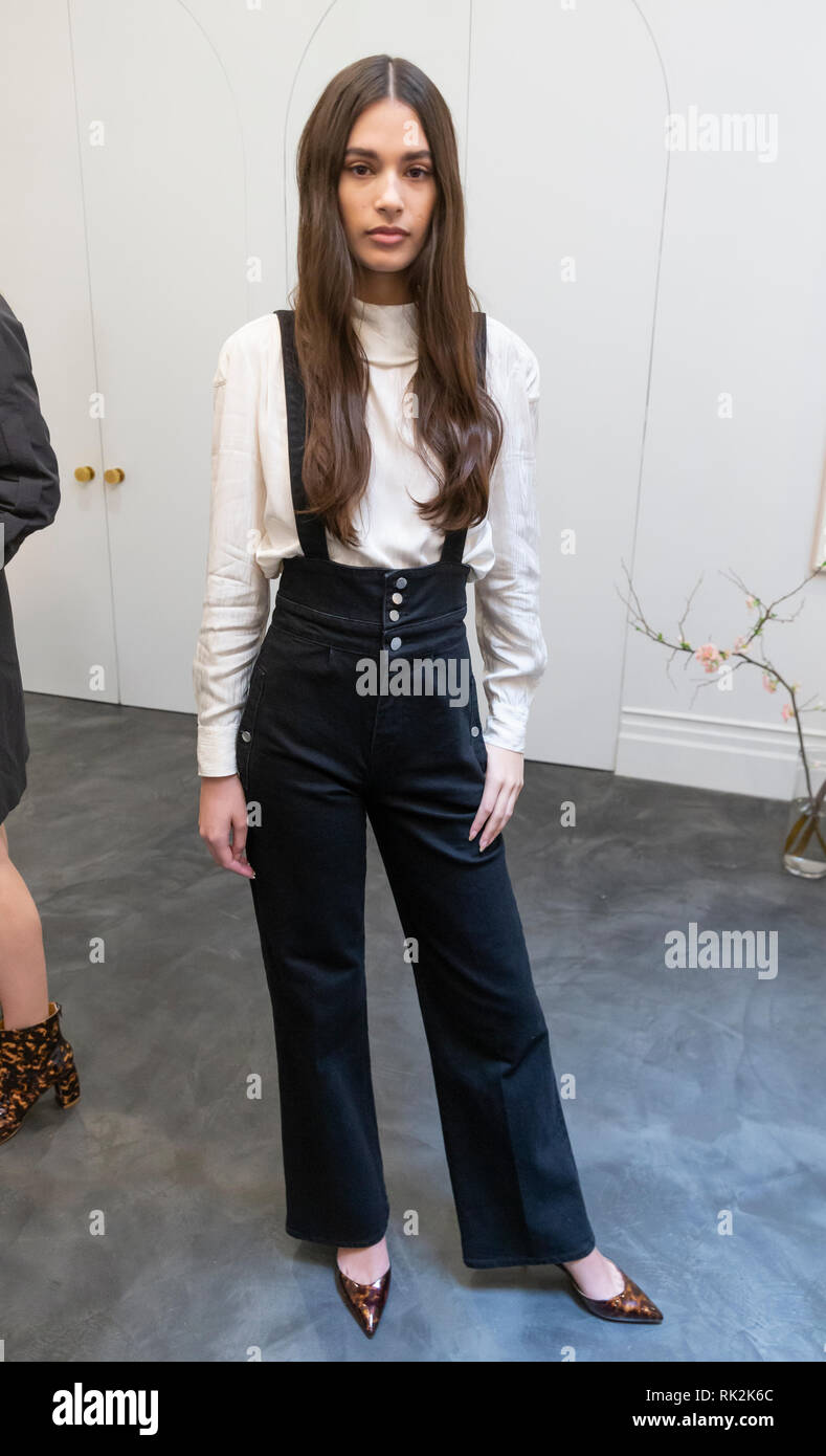 New York, NY de febrero de 2019: modelo muestra ropa para mujer BLDWN Otoño/Invierno 2019 Presentación en Roll & Hill gallery Fotografía de stock - Alamy