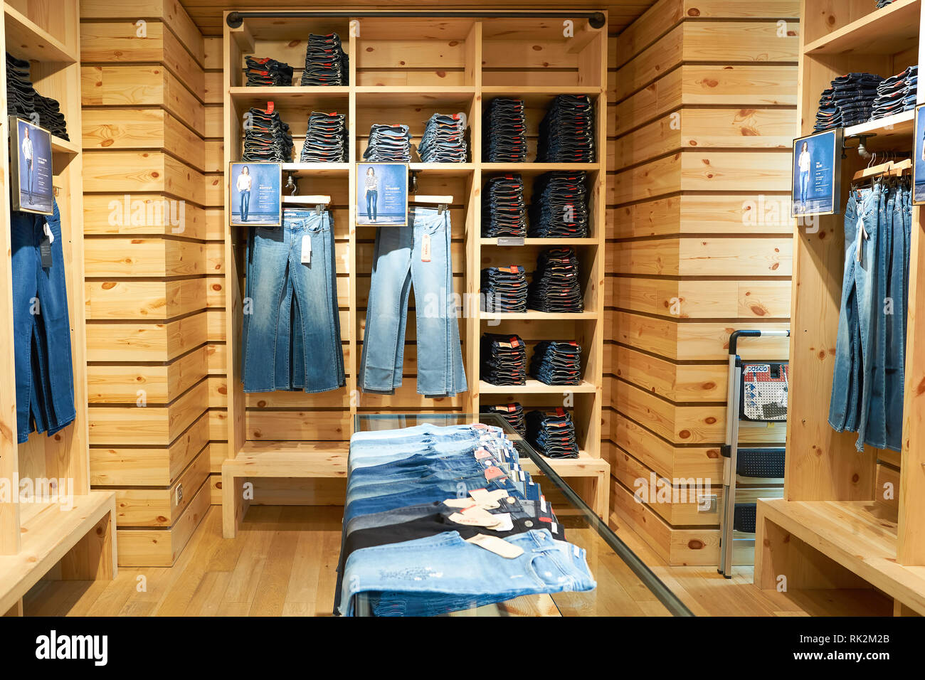 KUALA LUMPUR, MALASIA - Mayo 09, 2016: Levi's store en Suria KLCC. Levi  Strauss \u0026 Co. es una compañía de ropa americana privada conocida en todo el  mundo fo Fotografía de stock - Alamy