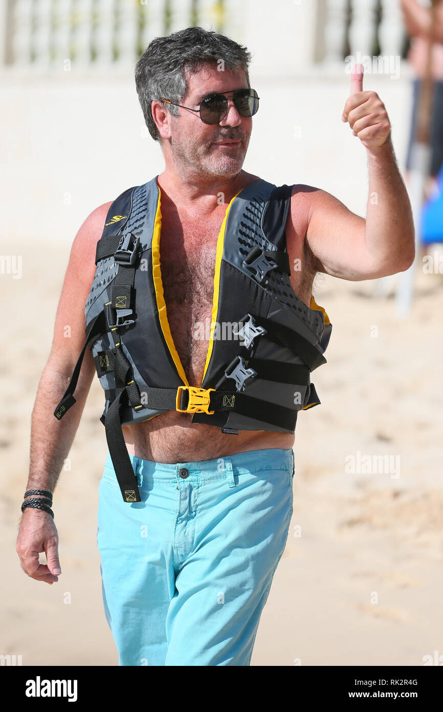 Simon Cowell, Lauren Silverman, y su hijo Eric a bordo de un barco