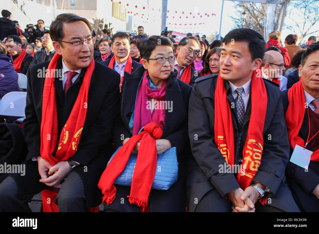 Embajador de la República Popular de China Lyu Fan (L) junto con otros  funcionarios durante la celebración del Año Nuevo Chino. Los chinos y los  funcionarios chinos de la comunidad de Madrid