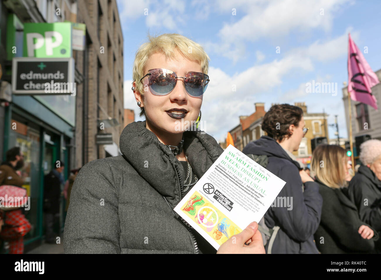 Londres, Reino Unido. 9 Feb, 2019. Los manifestantes ambientales reunirse fuera de Dalston Kingsland railway station para una gran variedad de espectáculos en la calle, el compromiso con la comunidad local y el número de bloqueos de caminos cortos. Crédito: Penelope Barritt/Alamy Live News Foto de stock