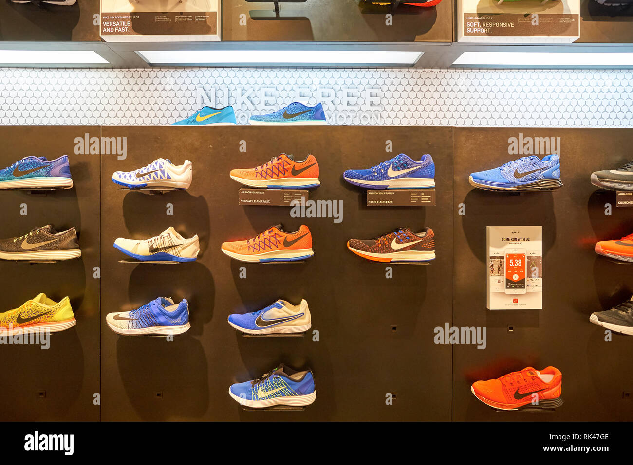 Zapatillas en una tienda fotografías e imágenes de alta resolución Alamy