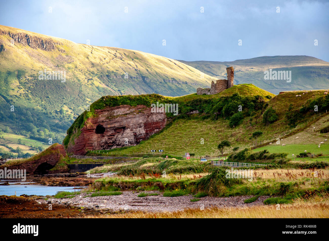 Ruinas del castillo medieval de Red Bay en la costa occidental del condado de Antrim, Irlanda del Norte, Reino Unido, y un acantilado cerca de Glenariff, Waterfoot y Cushendall Foto de stock