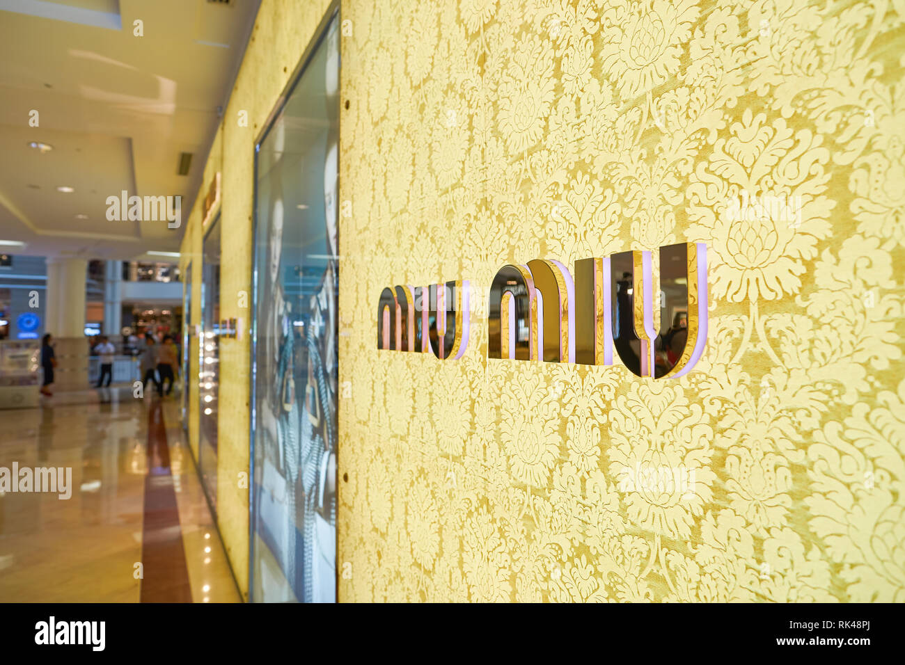 KUALA LUMPUR, MALASIA - el 09 de mayo de 2016: Miu Miu tienda en Suria  KLCC. Miu