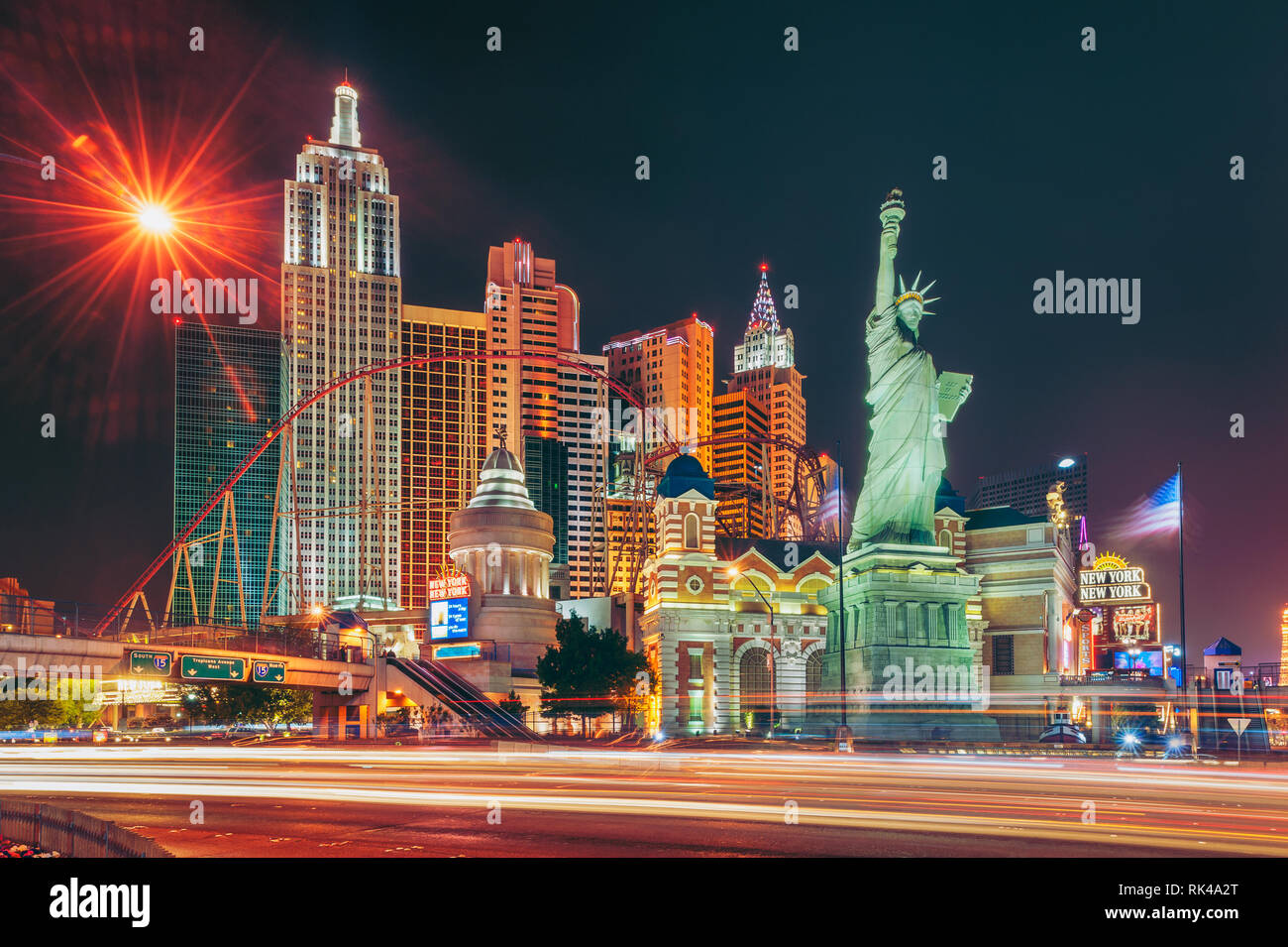 New York New York Hotel and Casino en Las Vegas Boulevard, a lo largo del Strip en Las Vegas, Nevada, EE.UU. por la noche Foto de stock