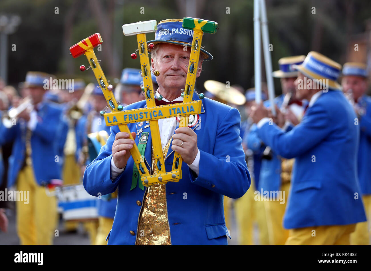 Un italiano Marching Band fuera del suelo antes de la Guinness seis naciones coinciden en el Stadio Olimpico de Roma. Foto de stock