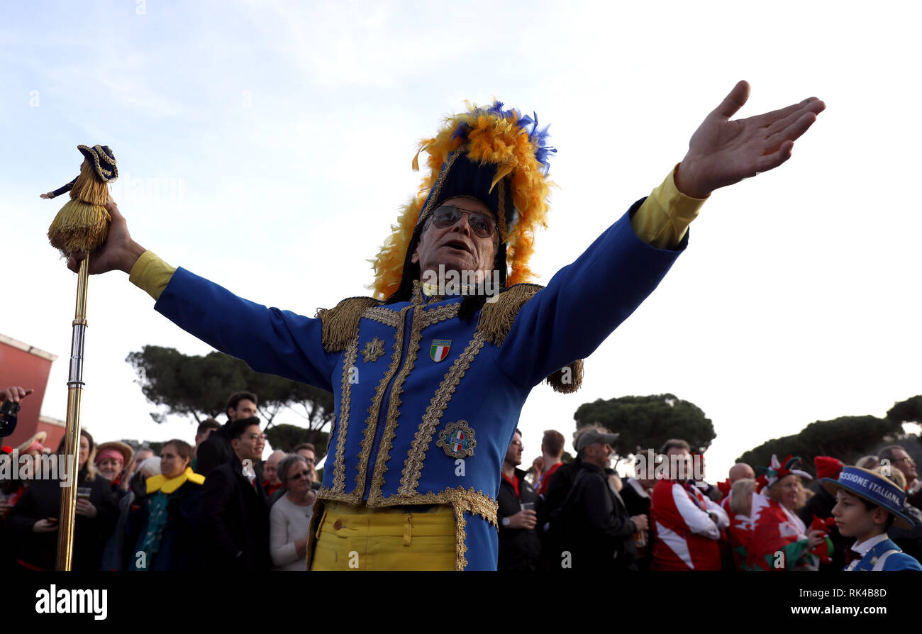 Un italiano Marching Band fuera del suelo antes de la Guinness seis naciones coinciden en el Stadio Olimpico de Roma. Foto de stock