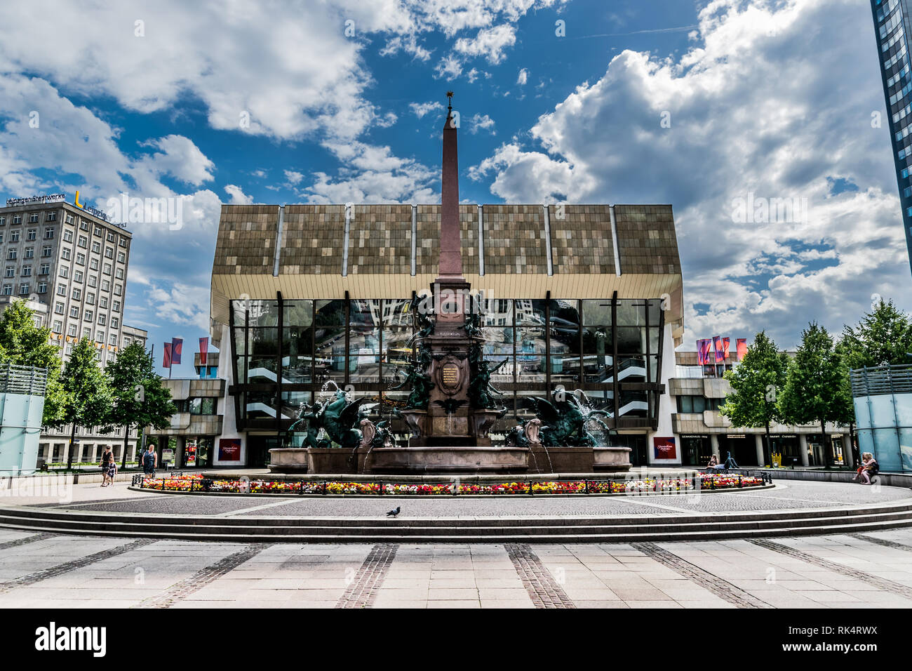 Leipzig, Alemania - 07 30 2017: gente caminando en la plaza de la ópera y de la fuente en el fondo Foto de stock