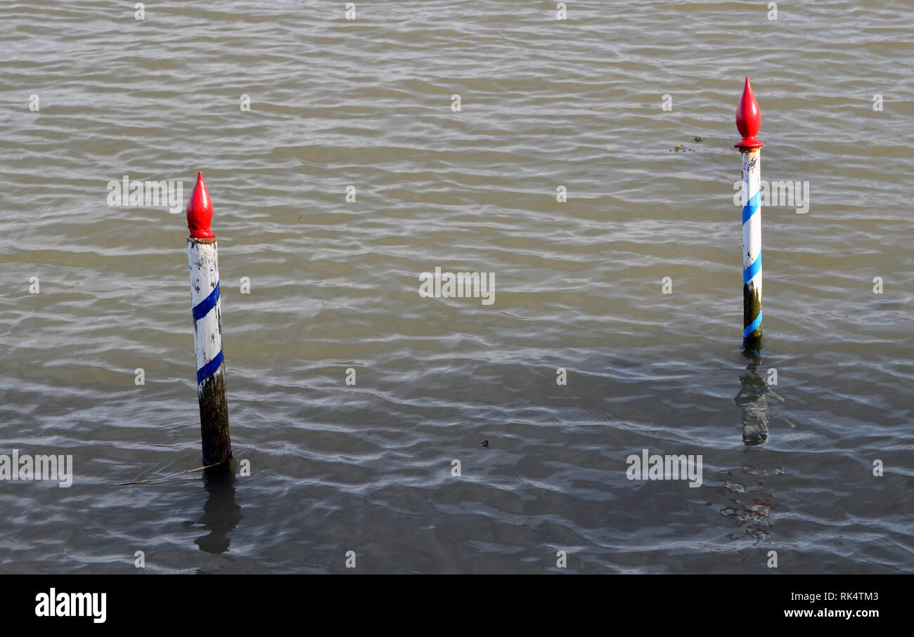 Canal deben marcar puestos en Río en waldringlfield suffolk Inglaterra Foto de stock