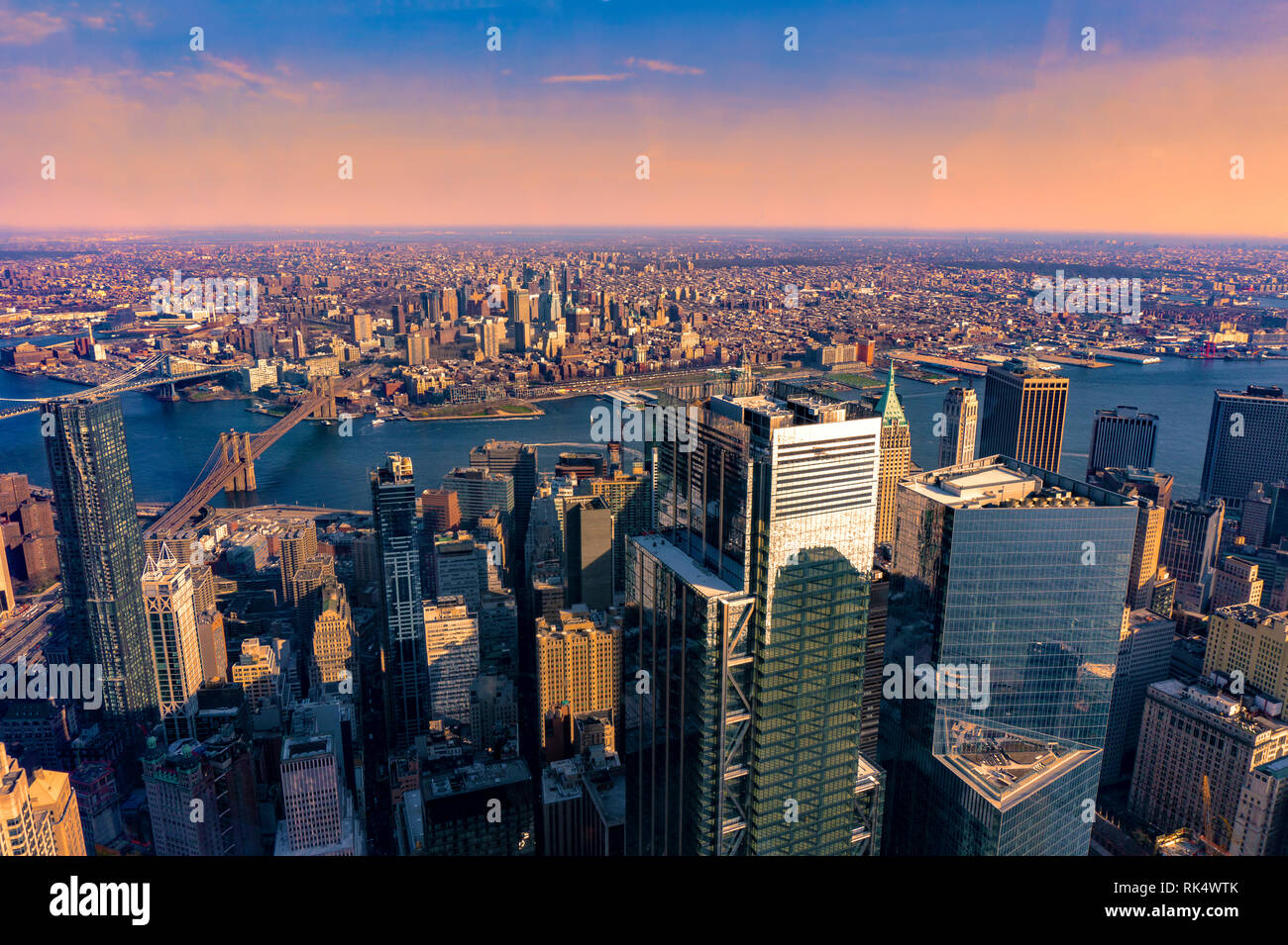Vista aérea de Brooklyn y Manhattan, Ciudad de Nueva York antes de la puesta del sol Foto de stock