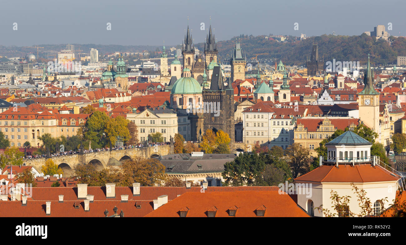 Praga - la ciudad con el puente de Carlos y de la ciudad vieja en la luz del atardecer. Foto de stock