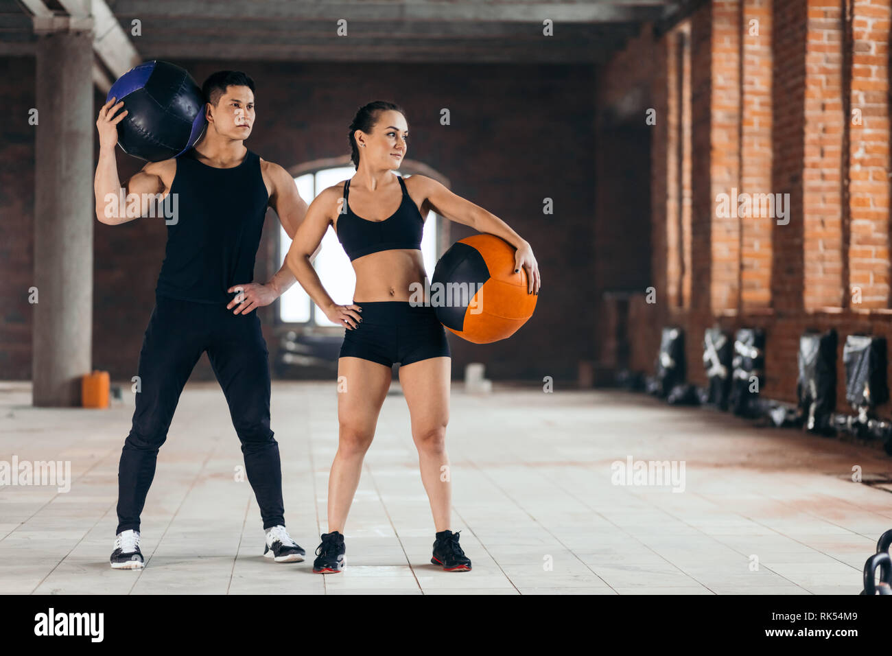 Hombre y mujer hermosa vestida con ropa deportiva y elegante mirando de  lado al gimnasio , foto de longitud completa Fotografía de stock - Alamy
