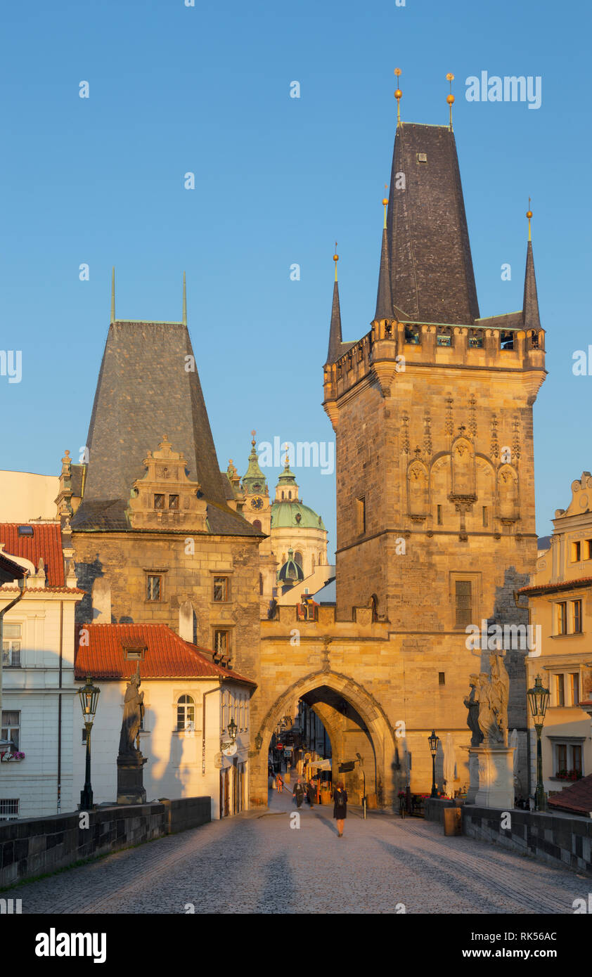 Praga - la torre oeste gótico del puente de Carlos y la iglesia de San Nicolás en la mañana. Foto de stock