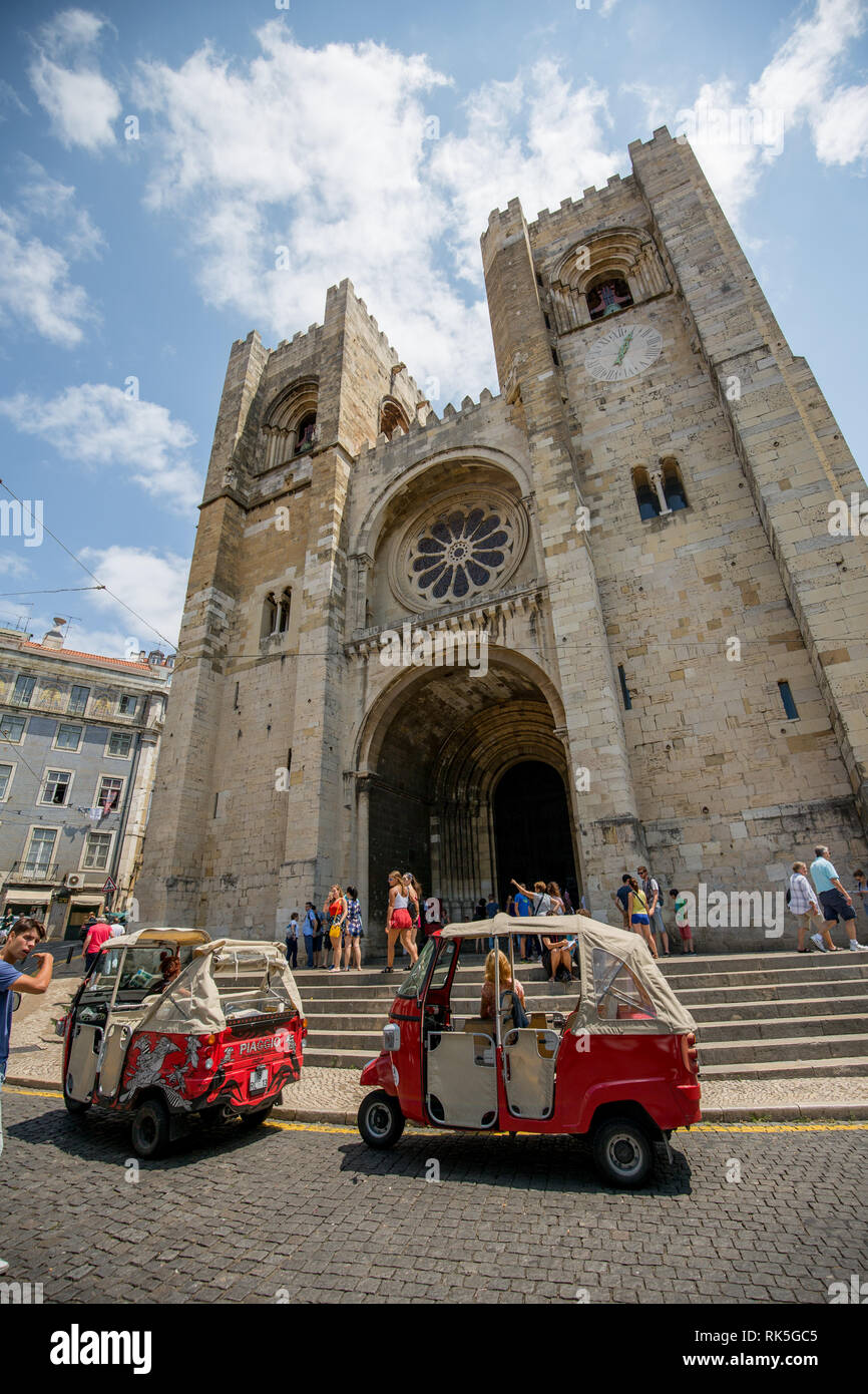 Pequeños coches taxi en la Catedral de Lisboa, en la ciudad vieja Foto de stock