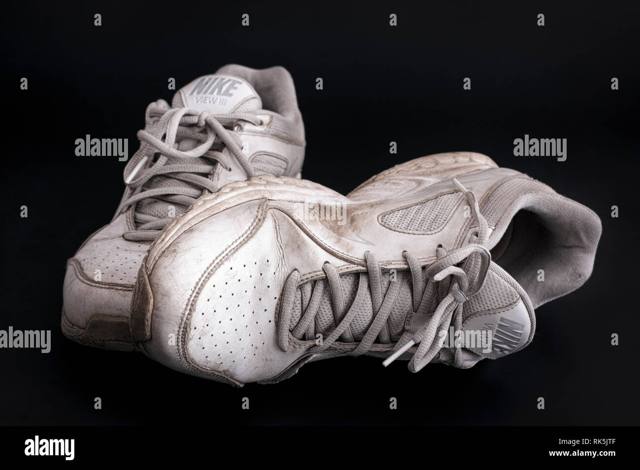 Tambov, Rusia - Enero 23, 2016 viejos Nike blanco sucio Ver III zapatillas  sobre fondo negro Fotografía de stock - Alamy