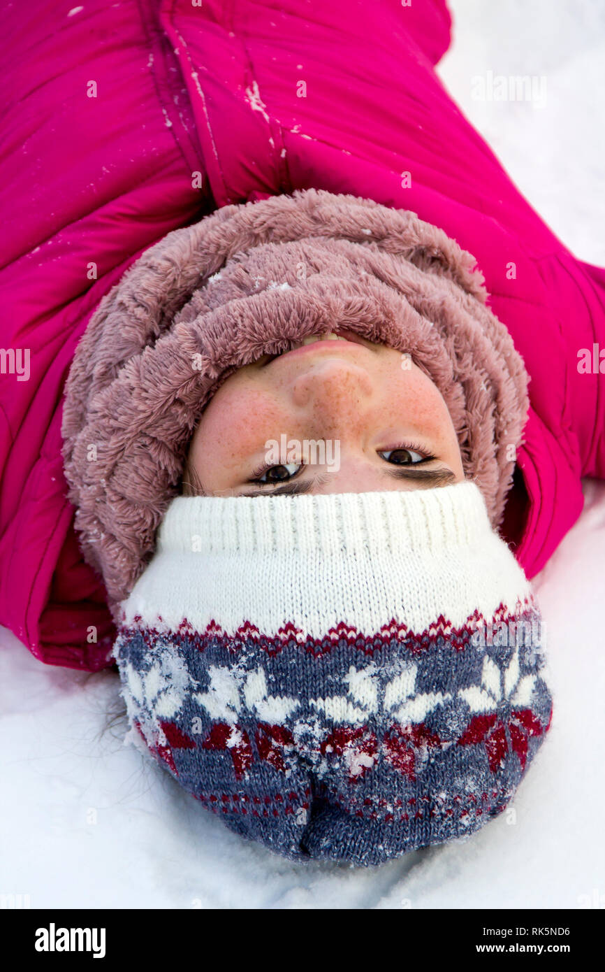 Retrato de una niña en el invierno afuera. Foto de stock