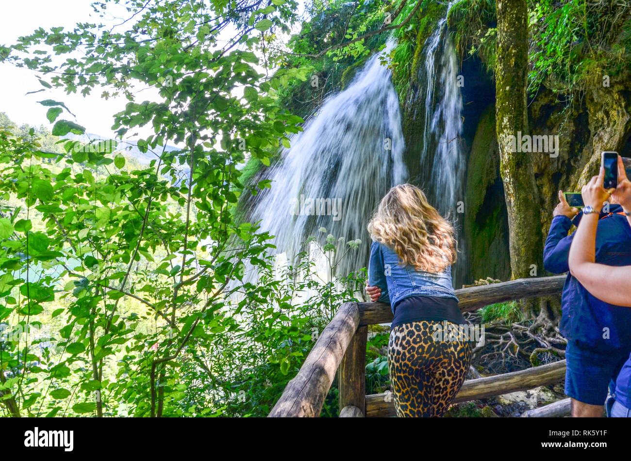 Visitantes tomando fotos del Parque Nacional de los Lagos de Plitvice (Centro del Patrimonio Mundial de la UNESCO) en Croacia: Cascadas, vida silvestre, puentes, turistas ... Foto de stock